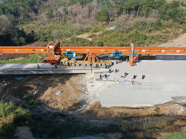 四川雅安铁路架桥机主营